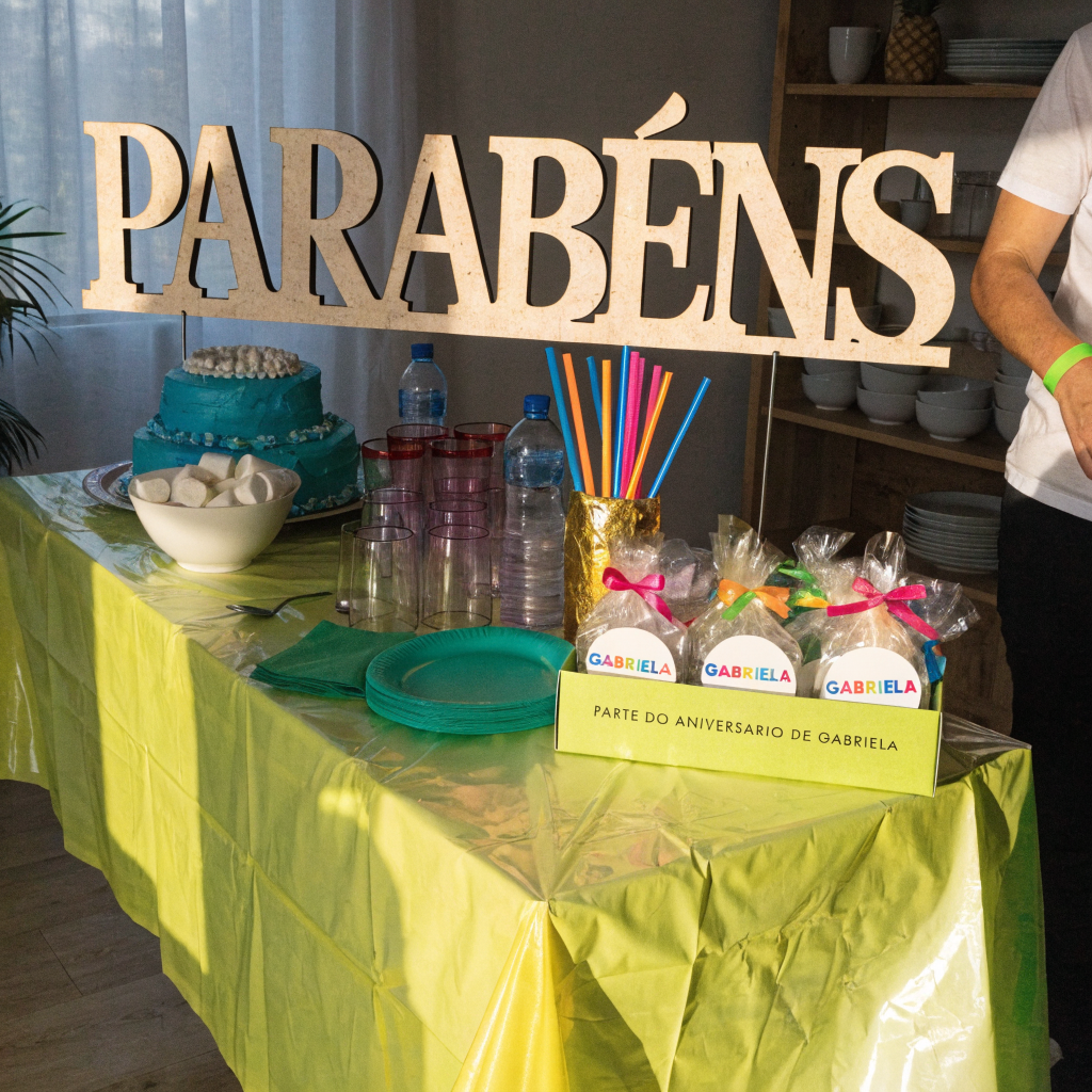 Decoração de festa personalizada com letras e enfeites em MDF