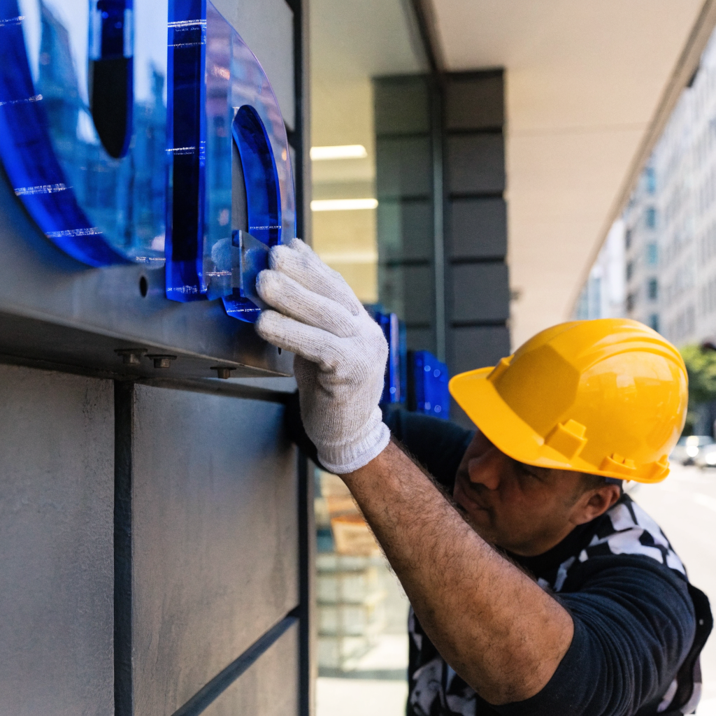 Instalação de letras em acrílico em fachada comercial