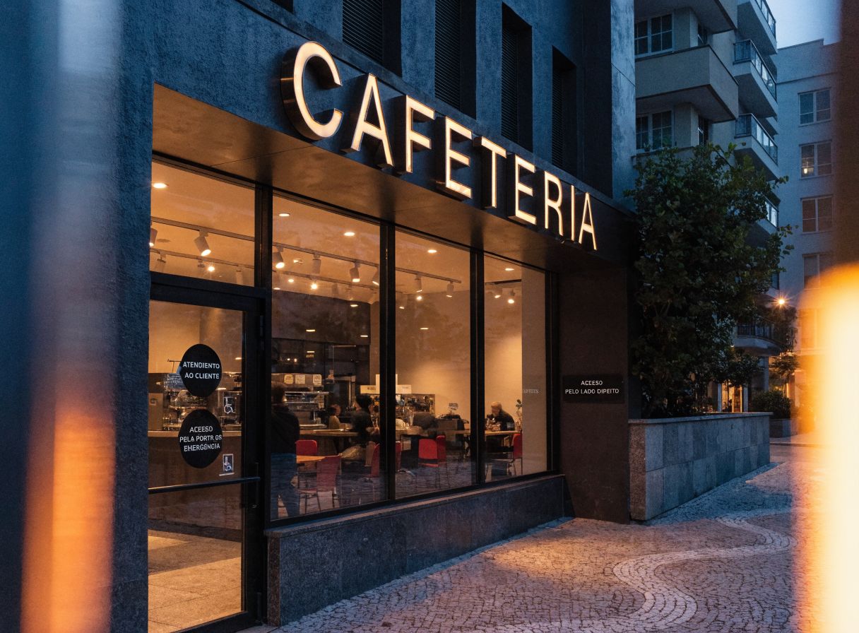 Fachada comercial com letras em acrílico e iluminação LED